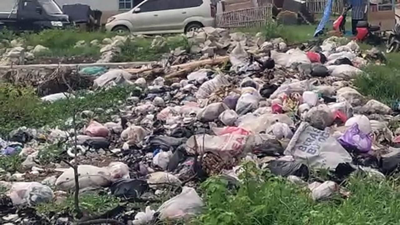 Sampah di Depan Pemakaman Ki Buyut Jaya Lautan, Desa Kapringan
