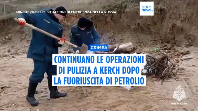 Crimea: proseguono le operazioni di pulizia dopo lo sversamento di petrolio nel Mar Nero