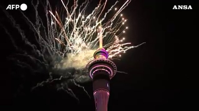 Capodanno in Nuova Zelanda: lo spettacolo dei primi fuochi del 2025