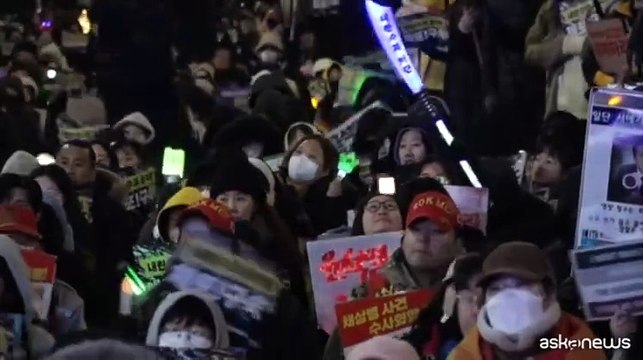 A Seul centinaia di persone in piazza chiedono arresto di Yoon Suk Yeol