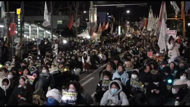 A Seul centinaia di persone in piazza chiedono arresto di Yoon Suk Yeol