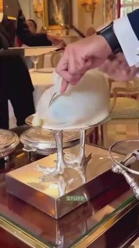 La peculiar manera de servir el pollo en un restaurante de 3 estrellas Michelín de París