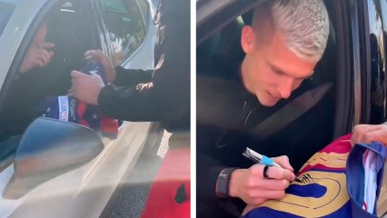 Dani Olmo se detiene a saludar a fans y los aficionados lo animan para quedarse en el club