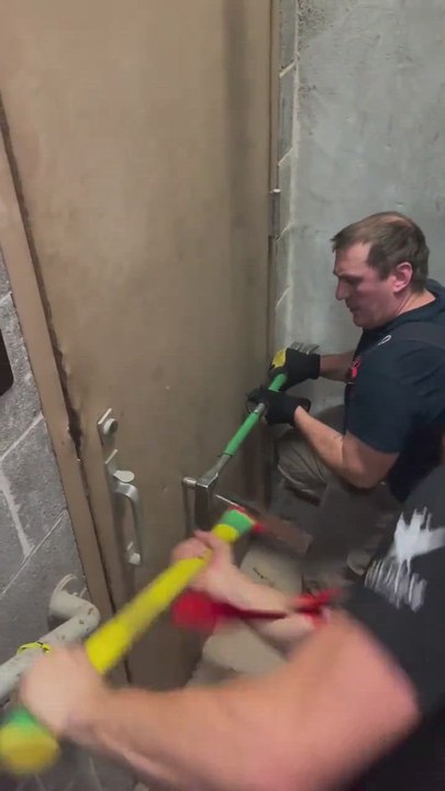 Así abren los bomberos una puerta bloqueada