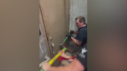 Así abren los bomberos una puerta bloqueada