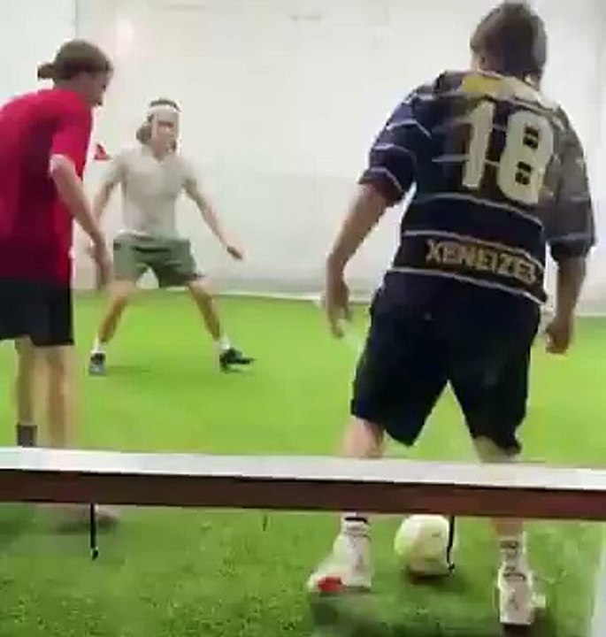 Julian Casablancas, líder de The Strokes, lució una camiseta de Boca Juniors en un partido de fútbol. (Video: @porqueTTarg)