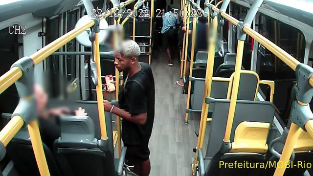 Bandidos armados fazem arrastão em BRT na Barra; homem leva coronhada