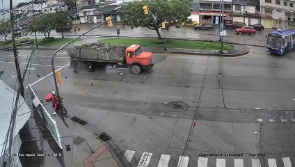VIDEO: Conductor chocó contra la parte trasera de un camión y perdió la vida