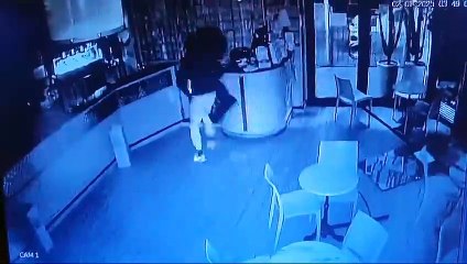Prato, raid dei ladri in un bar: le telecamere riprendono tutto