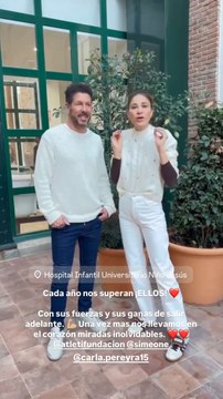 Simeone y su mujer reparten regalos a niños enfermos en el Hospital Niño Jesús