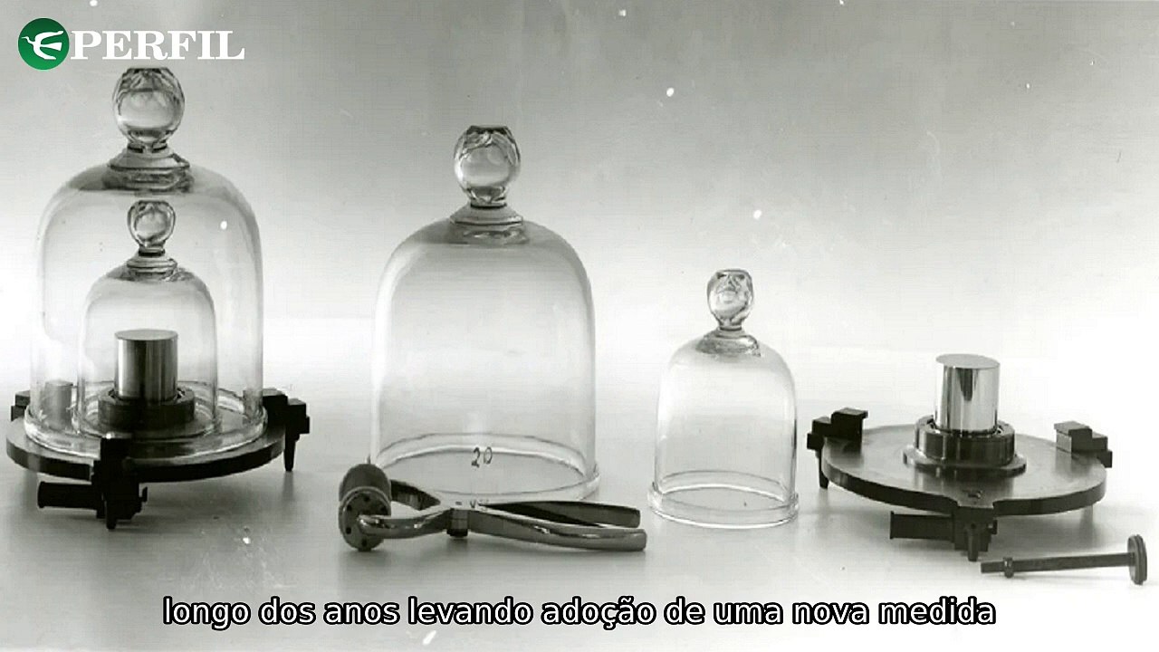 "Descobertas incríveis: Convite de aniversário do século 1, peso de um quilo e explosão da Cybertruck envolvem soldado do Exército dos EUA."