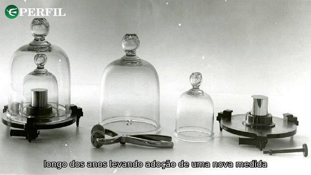Descobertas incríveis: Convite de aniversário do século 1, peso de um quilo e explosão da Cybertruck envolvem soldado do Exército dos EUA.