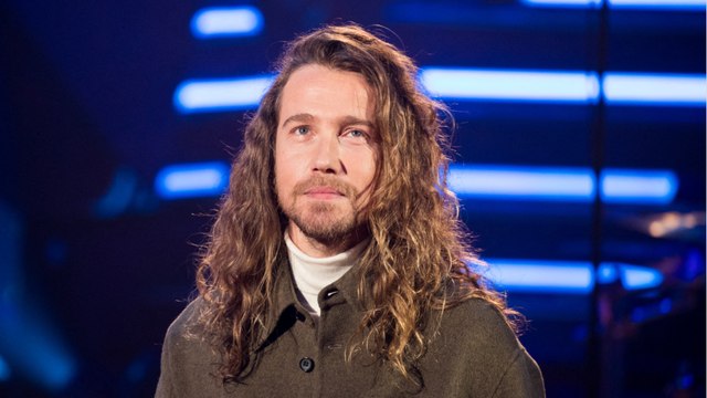 GALA VIDEO - Julien Doré papa gaga, cette adorable photo avec son petit garçon va vous faire craquer