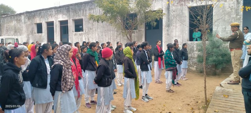 VIDEO: छात्राओं को यातायात नियमों की दी जानकारी, शपथ दिलाई
