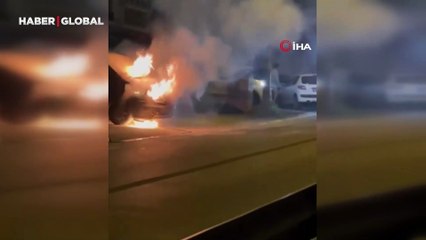 Eyüpsultan'da hareketli gece: Park halindeki otomobil alev alev yandı