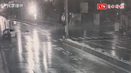 花蓮21歲無照男搶黃燈撞BMW 丟下車落跑肇事逃逸送辦(民眾提供)