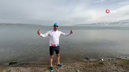 Van Gölü'ne dikkat çekmek için dondurucu soğukta yüzüyor