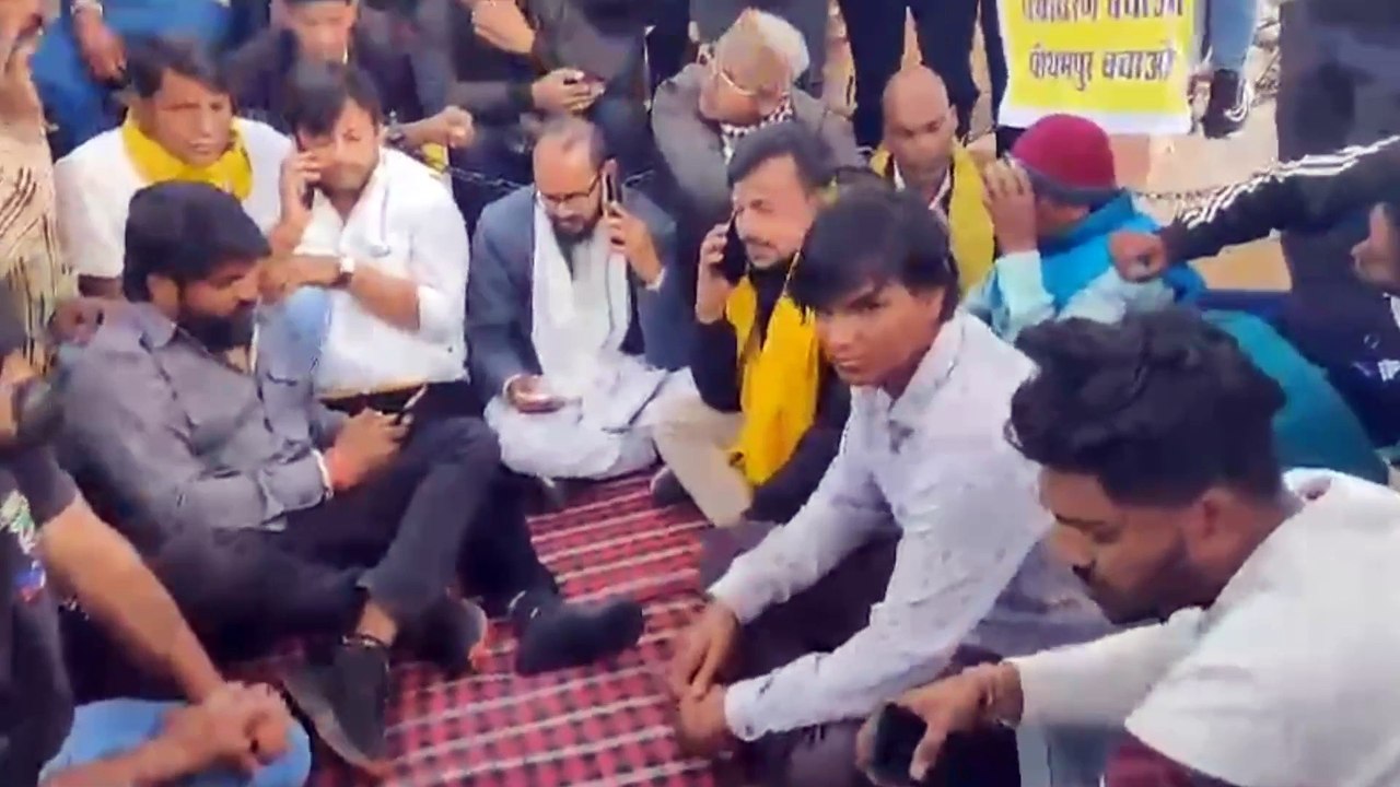 यूनियन कार्बाइड के कचरे के विरोध में झोपड़ी वाले विधायक, पीथमपुर धरने पर बैठे कमलेश्वर डोडियार