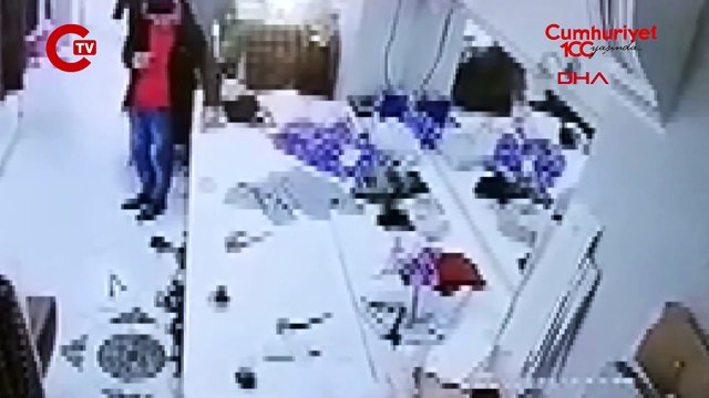 Rahatlığı pes dedirtti! Terzide önce çay içti, sonra cep telefonu çaldı