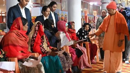 गोरखपुर में सीएम योगी आदित्यनाथ ने 'जनता दर्शन' में सुनी लोगों की समस्याएं