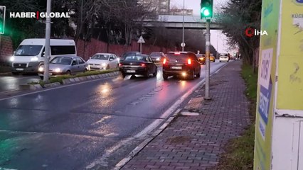 Beylikdüzü'nde yola yağ döküldü, araçlar kayarak savruldu