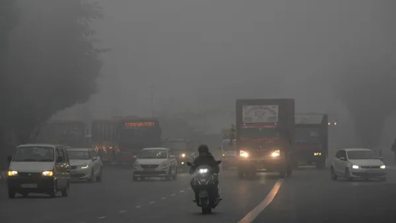 दिल्ली-NCR में कोहरे-प्रदूषण का डबल अटैक! UP में हड्डियां कंपा देने वाली ठंड