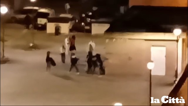 Maxi-rissa in piazza a Eboli: scatta l’inchiesta