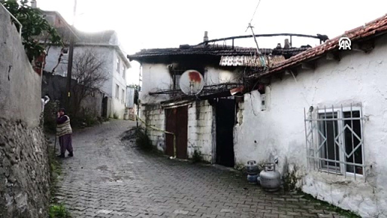 🔴Balıkesir'in Edremit ilçesinde çıkan ev yangınında 2 kardeş hayatını kaybetti.