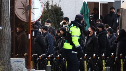 Los simpatizantes y el cuerpo de seguridad del presidente de Corea del Sur impiden su arresto