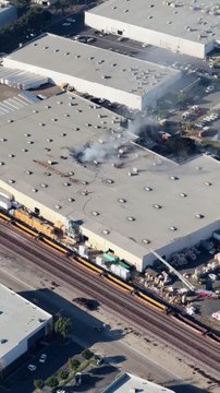 Etats-Unis: Un petit avion s'écrase sur un bâtiment dans une ville de Californie - Un bilan fait état de deux morts et de 19 blessés - Regardez