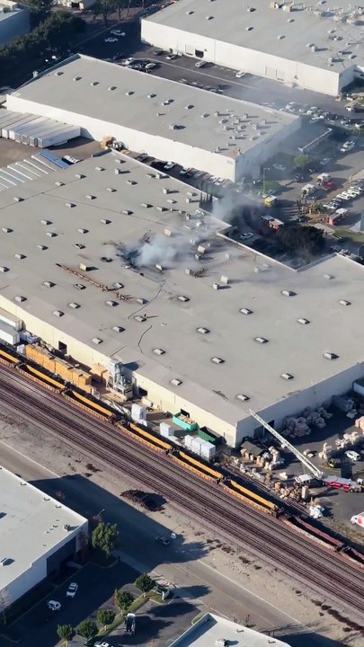 Etats-Unis: Un petit avion s'écrase sur un bâtiment dans une ville de Californie - Un bilan fait état de deux morts et de 19 blessés - Regardez