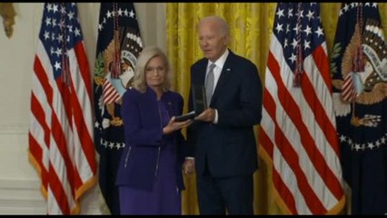 Biden conferisce la Presidential Citizens Medal a Liz Cheney