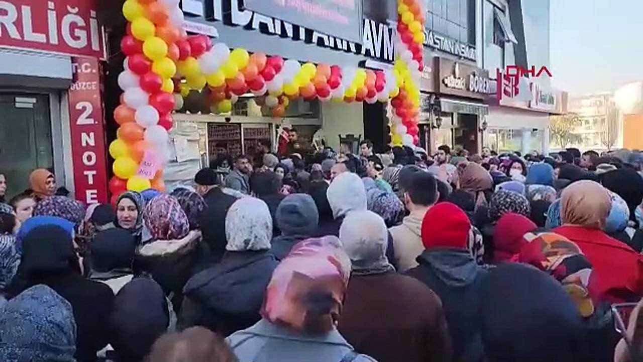 İndirimi duyan koştu: ''Ne alırsan 100 lira'' izdihamı
