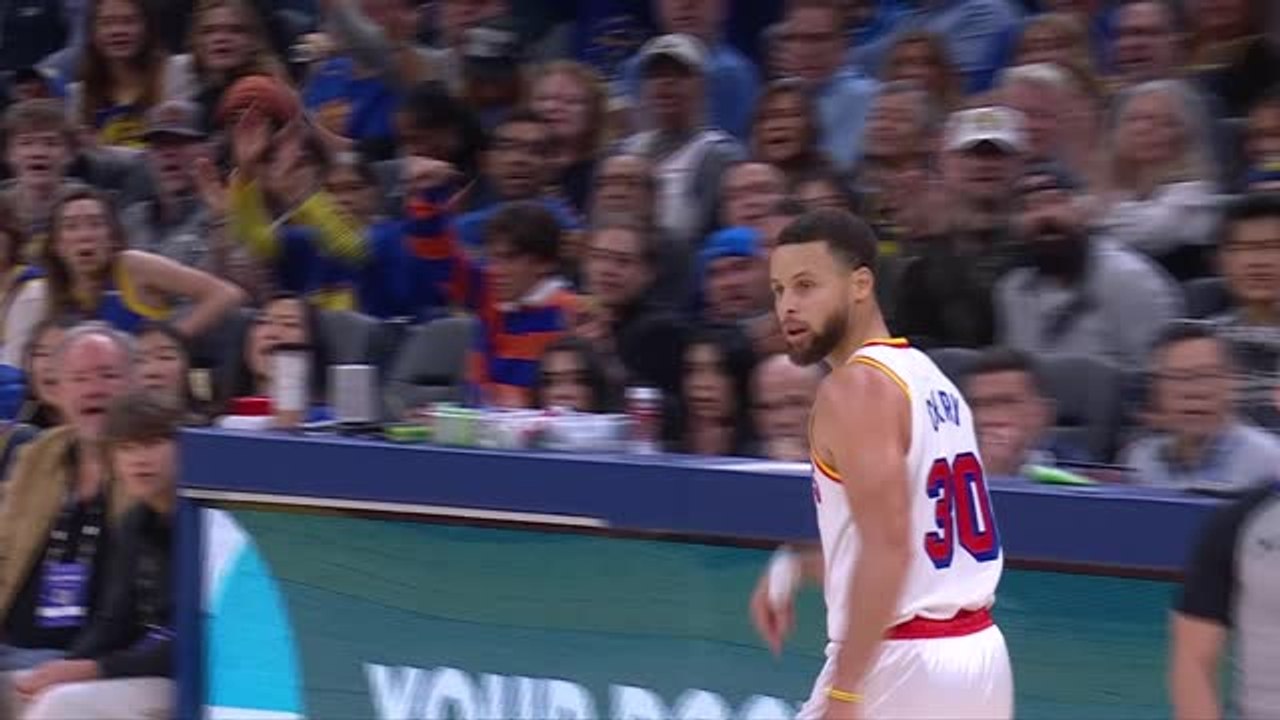 Warriors thump 76ers as Curry makes history