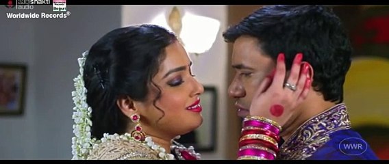 Dinesh Lal Yadav Kissing Aamrapali Dubey and Kajal Raghwani