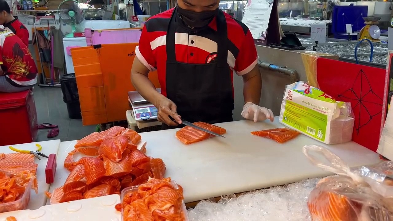 Eating Seafood in Thailand_s largest market