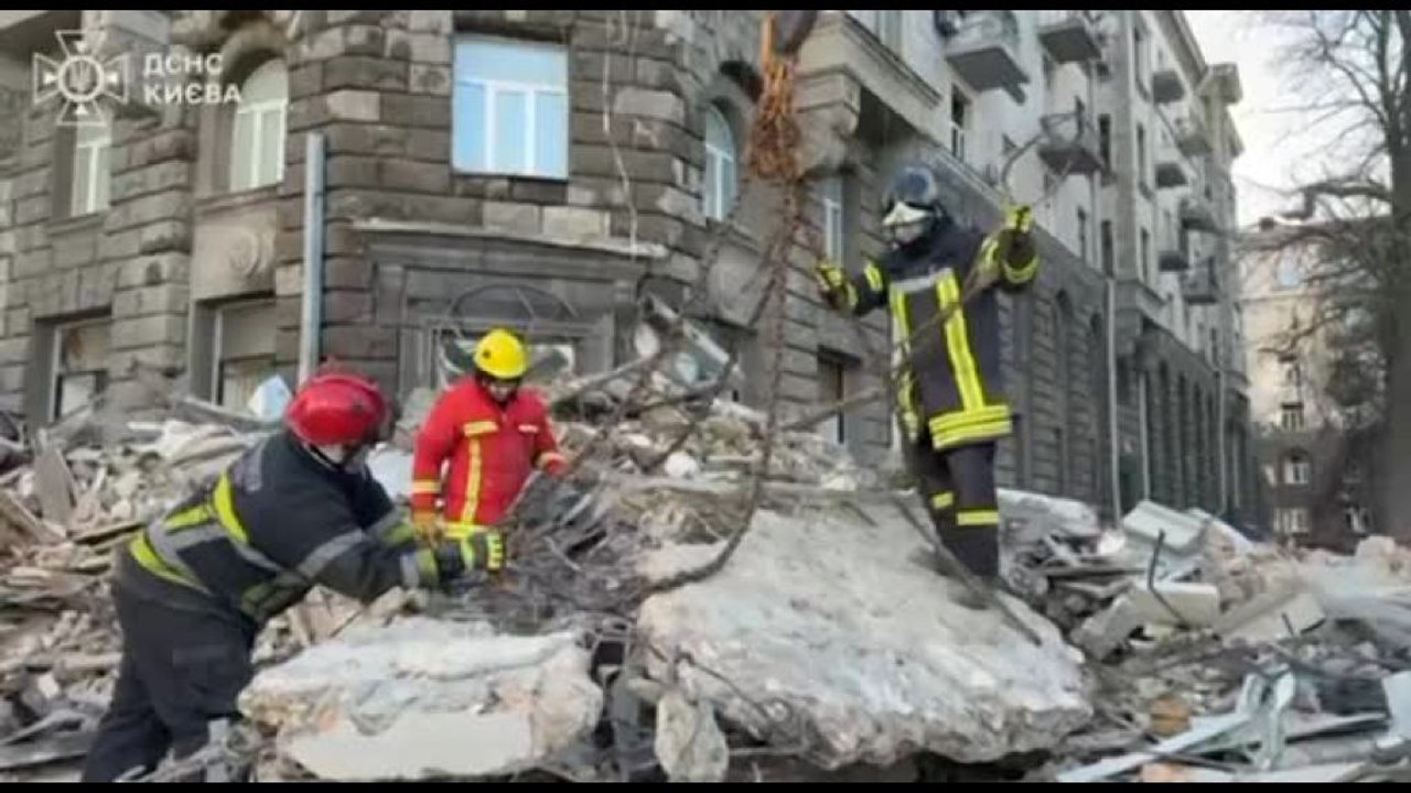 Ucraina, le immagini dopo l'attacco russo su Kiev: almeno due morti