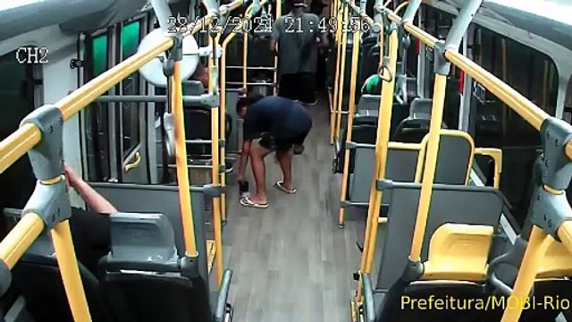 Bandidos armados agridem passageiros e fazem arrastão em BRT