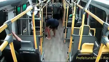 Bandidos armados agridem passageiros e fazem arrastão em BRT