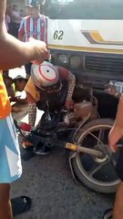 ACCIDENTE: UNA MOTO QUEDÓ DEBAJO DE UN MICRO