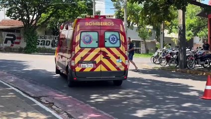 Condutora de motoneta elétrica é socorrida após colisão contra carro em Umuarama