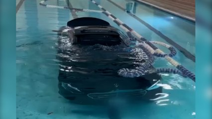 Auto aus Schwimmbad entfernt, nachdem der Insasse durch die Wand des Fitnesscenters gefahren war
