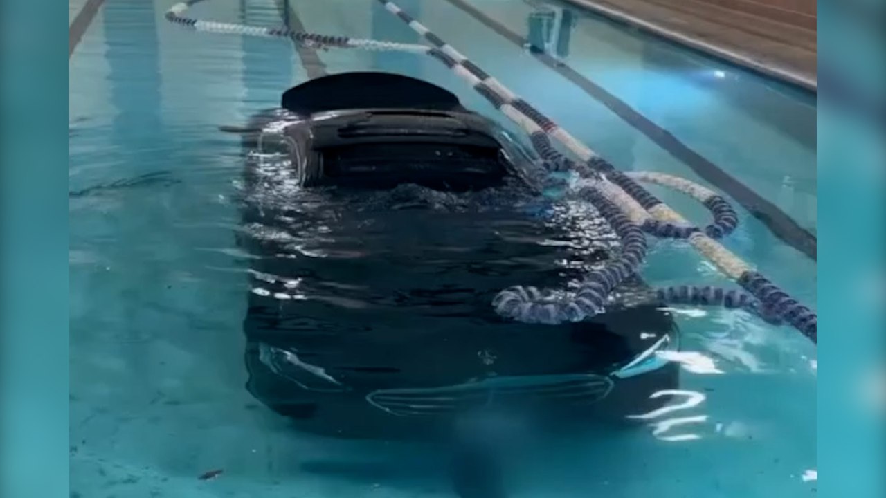 Auto aus schwimmbad entfernt, nachdem der insasse durch die wand des fitnesscenters gefahren war