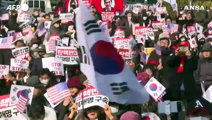 Corea Sud, i sostenitori di Yoon Seok Yul sotto la sua abitazione