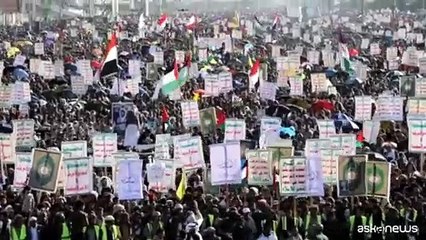 Migliaia di Houthi in piazza per Gaza: "Morte a Israele"