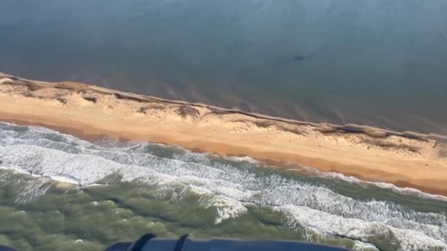 200 000 tonnes de sable souillées : la marée noire en Russie et en Crimée continue de s’étendre