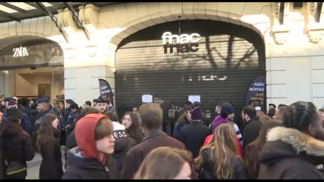 Chiude Fnac sugli Champs-Élysées, centinaia in coda a caccia d'affari