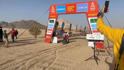 Javi Vega tomando la salida en su primera etapa en el Rally Dakar 2025