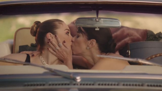 El beso de Leonor Watling y Maribel Verdú en la promoción de los Goya de este año