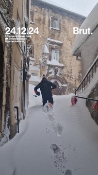 Le village italien de Campo di Giove sous la neige après des chutes de neige intense